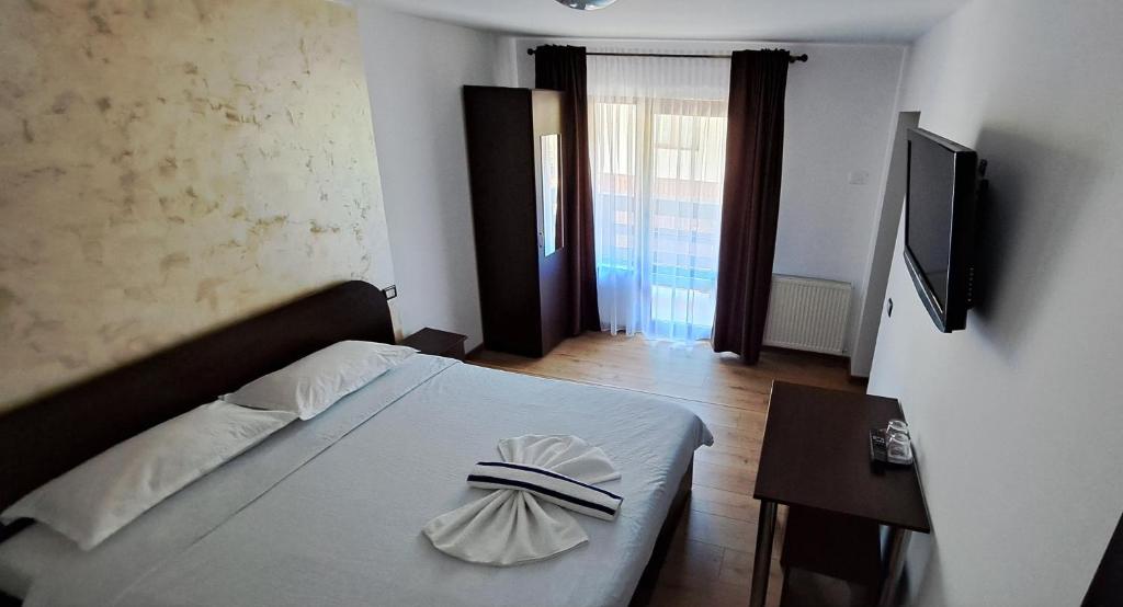 Cameră dublă cu pat matrimonial, balcon și televizor